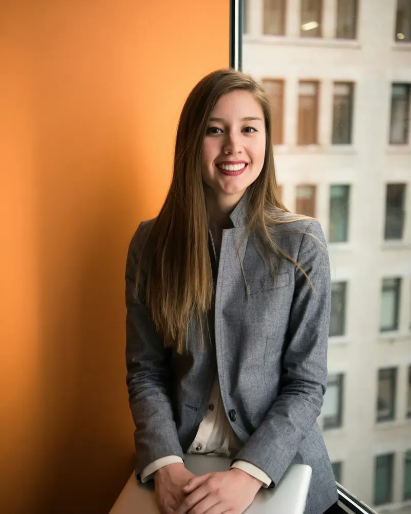 Jeune femme souriante dans un bureau lumineux